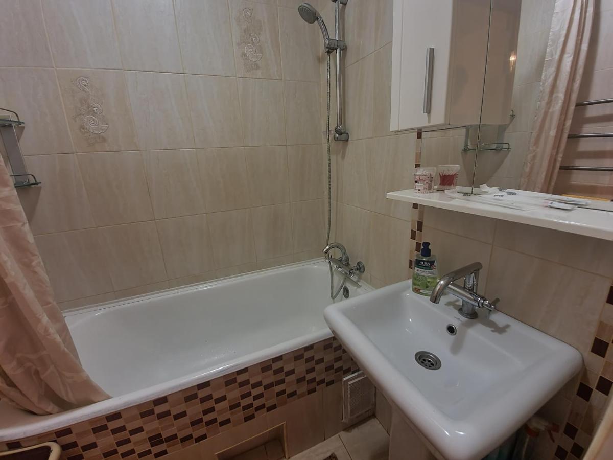 2-Х Комнатная Квартира Посуточно Shymkent Esterno foto